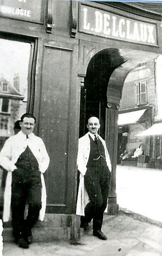 Lucien Delclaux, à droite, pharmacien et «maire» de la Commune libre de Saint-Cyrice-Lès-Rodez, et M. Courieux, préparateur.
