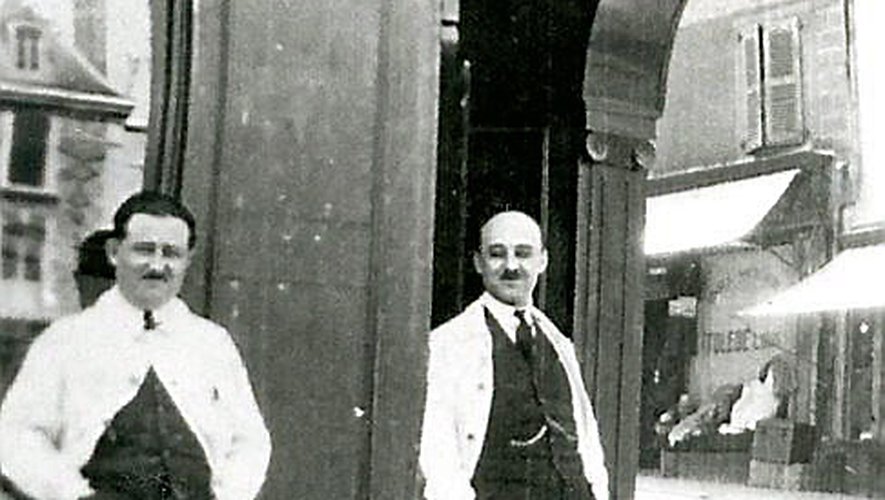 Lucien Delclaux, à droite, pharmacien et «maire» de la Commune libre de Saint-Cyrice-Lès-Rodez, et M. Courieux, préparateur.