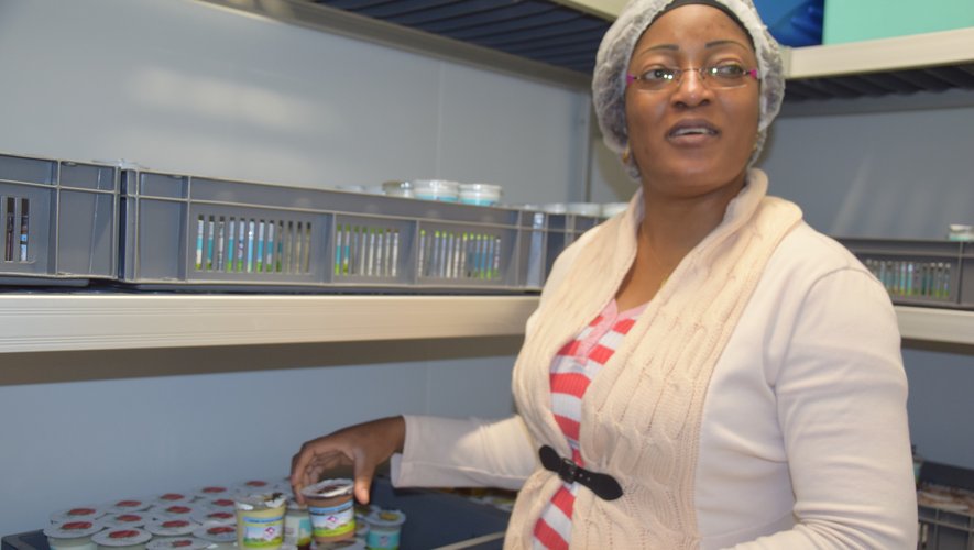 Zita présente ses yaourts dans son laboratoire flambant neuf de l’exploitation au Cayrol.