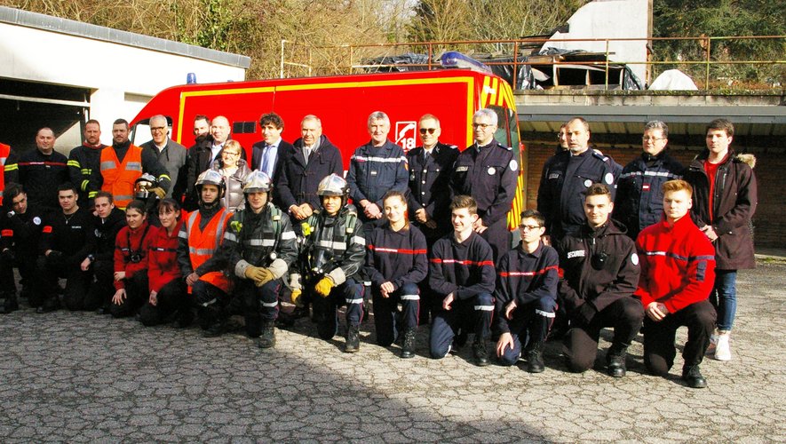 Jean Claude Luche pose avec les jeunes de la formation sapeur pompier et ceux des Métiers de la Sécurité.