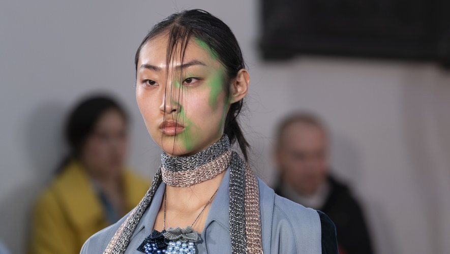 Accents verts sur le visage des mannequins de Kiko Kostadinov