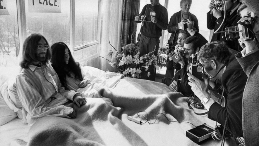 Après leur mariage à à Gibraltar le 20 mars 1969, John Lennon et Yoko Ono ont reçu des journalistes dans leur chambre du Hilton à Amsterdam.