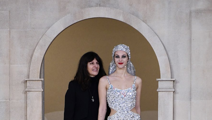 Virginie Viard aux côtés du top italien Vittoria Ceretti lors du défilé haute couture printemps-été 2019 de Chanel, le 22 janvier dernier à Paris
