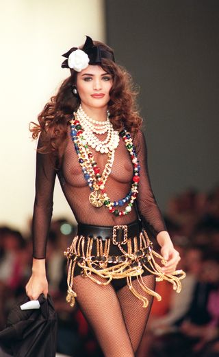 Pour la ligne de prêt-à-porter automne-hiver 1991-1992 de Chanel, Karl Lagerfeld impose son style, restant fidèle à l'héritage de la maison tout en ajoutant sa touche moderne, audacieuse, et parfois même un brin provocante. Paris, le 18 mars 1991.