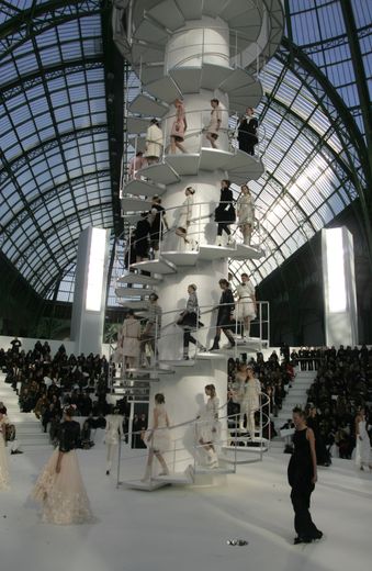 Karl Lagerfeld est également connu pour ses décors spectaculaires, installés depuis plusieurs années dans le Grand Palais. En témoigne cet immense escalier pour la collection haute couture printemps-été 2006 de Chanel. Paris, le 24 janvier 2006.