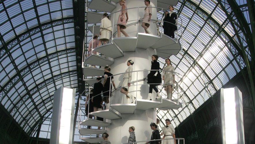 Karl Lagerfeld est également connu pour ses décors spectaculaires, installés depuis plusieurs années dans le Grand Palais. En témoigne cet immense escalier pour la collection haute couture printemps-été 2006 de Chanel. Paris, le 24 janvier 2006.