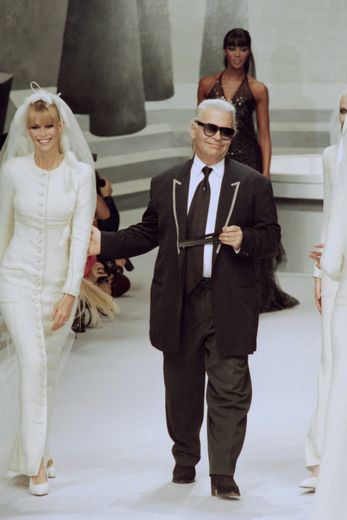 Durant les années 90, Karl Lagerfeld enchaîne les collections pour la maison de la rue Cambon, faisant défiler les plus grands mannequins du moment, dont Claudia Schiffer, Carla Bruni, ou encore Naomi Campbell. Paris, le 11 juillet 1995.