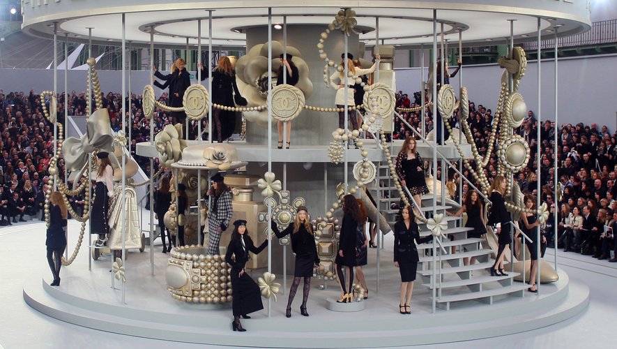 Pour le défilé automne-hiver 2008-2009 de Chanel, Karl Lagerfeld rend hommage à la maison et à sa fondatrice avec un carrousel décoré d'éléments incontournables comme le camélia et les perles. Paris, le 29 février 2008.