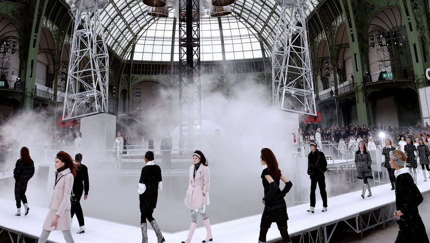 Karl Lagerfeld fait sensation pour le défilé de prêt-à-porter automne-hiver 2017-2018 de Chanel, faisant décoller une fusée sous la verrière du Grand Palais. Paris, le 7 mars 2017.