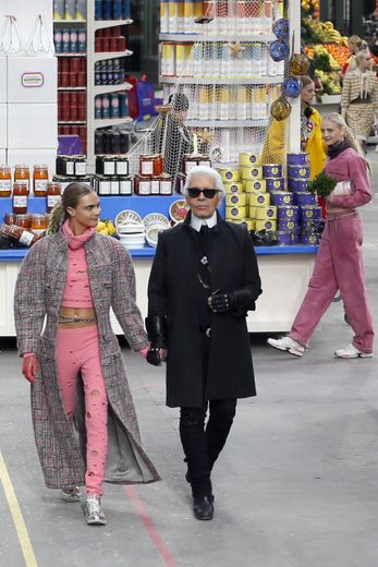 La collection de prêt-à-porter automne-hiver 2014-2015 de Chanel est présentée dans un supermarché grandeur nature, dans lequel Karl Lagerfeld, accompagné de sa nouvelle protégée Cara Delevingne, vient saluer le public. Paris, le 4 mars 2014.