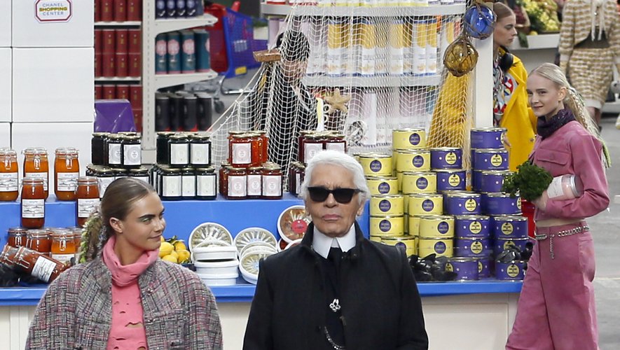 La collection de prêt-à-porter automne-hiver 2014-2015 de Chanel est présentée dans un supermarché grandeur nature, dans lequel Karl Lagerfeld, accompagné de sa nouvelle protégée Cara Delevingne, vient saluer le public. Paris, le 4 mars 2014.