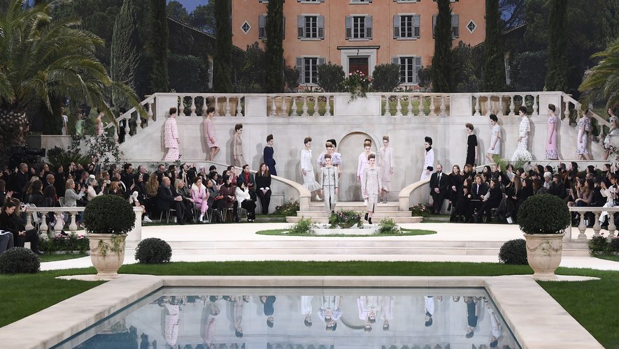 L'ultime collection haute couture de Chanel dessinée par Karl Lagerfeld pour la saison printemps-été 2019. Un défilé malheureusement marqué par son absence. Une chose qui n'était pas arrivée depuis des décennies. Paris, le 22 janvier 2019.