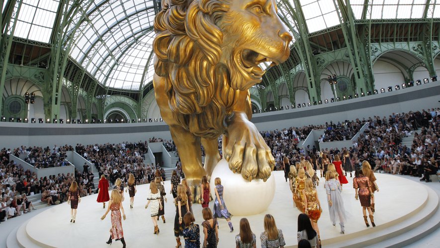 Un lion immense - animal fétiche de Gabrielle Chanel - était installé dans le Grand Palais pour la présentation de la collection haute couture automne-hiver 2010-2011 de la maison de la rue Cambon. Paris, le 6 juillet 2010.