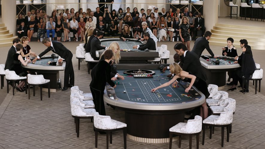 La fashion sphère a eu la surprise de découvrir un casino pour la présentation de la collection haute couture automne-hiver 2015-2016 de Chanel. Paris, le 7 juillet 2015.