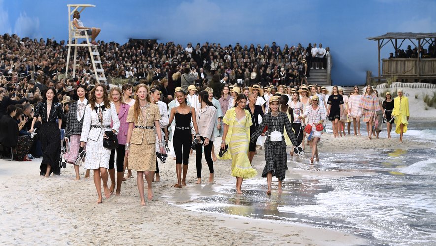 Pour son dernier défilé de prêt-à-porter pour Chanel, consacré à la saison printemps-été 2019, Karl Lagerfeld a fait reproduire une plage bercée par les vagues dans l'enceinte du Grand Palais. Paris, le 2 octobre 2018.