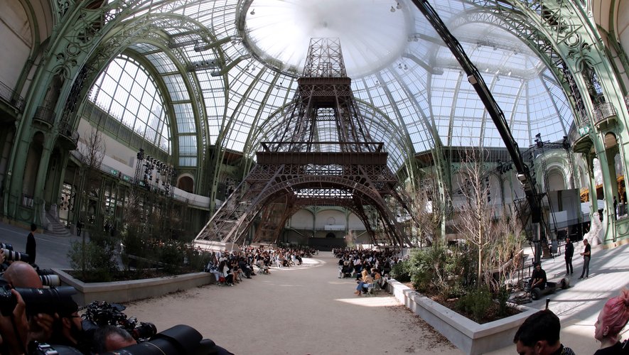 L'imagination débordante de Karl Lagerfeld a permis au Grand Palais d'accueillir la Tour Eiffel (en réplique) en son centre pour la présentation de la collection haute couture automne-hiver 2017-2018 de Chanel. Paris, le 4 juillet 2017.
