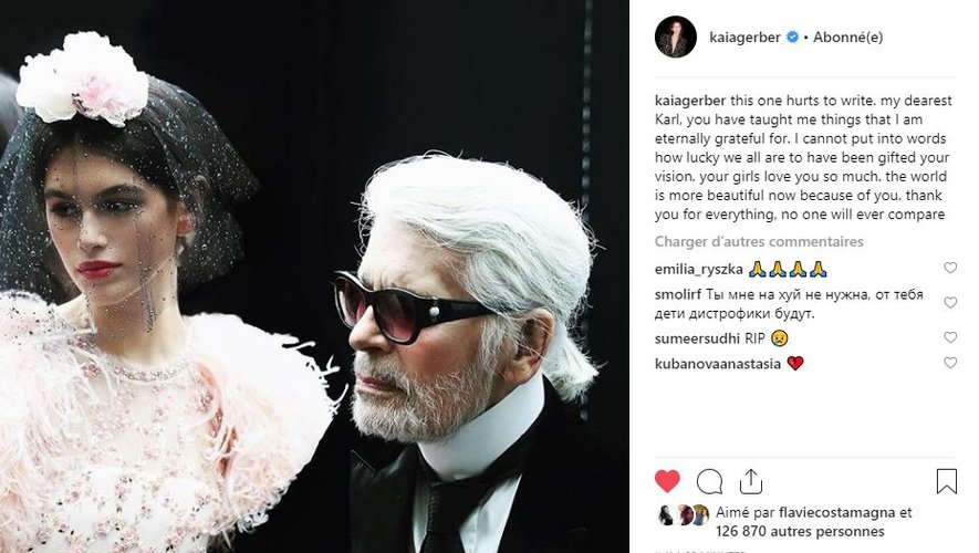 Comme de nombreuses personnalités du monde de la mode, Kaia Gerber, qui, malgré son jeune âge, a défilé à de nombreuses reprises pour Karl Lagerfeld, a rendu hommage au couturier.