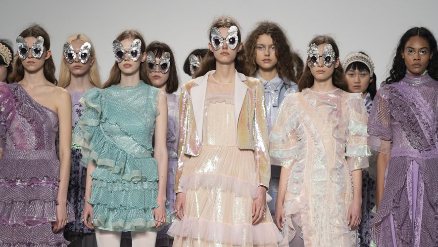 A la Fashion Week de Londres, consacrée aux collections femmes automne-hiver 2019-20, les mannequins de Bora Aksu ont défilé en portant sur le nez des lunettes en forme de papillon.