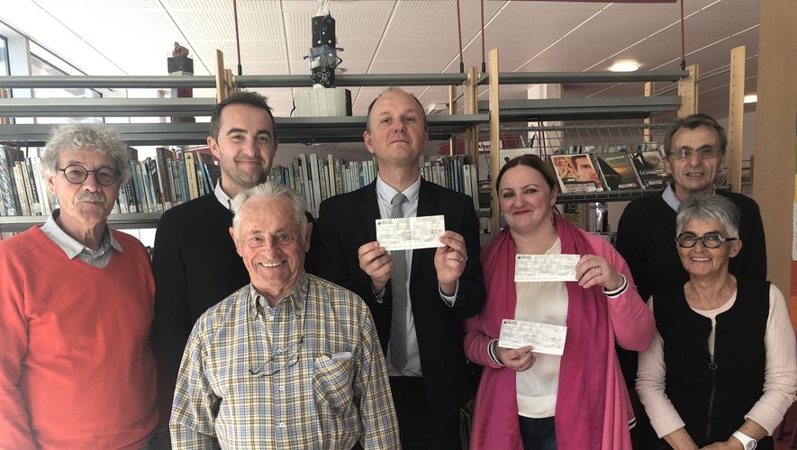 Les membres de l’association des anciens élèves ont remis un chèque au principal du collège Francis-Carco, Jean-Noël Taché./Photo MCB