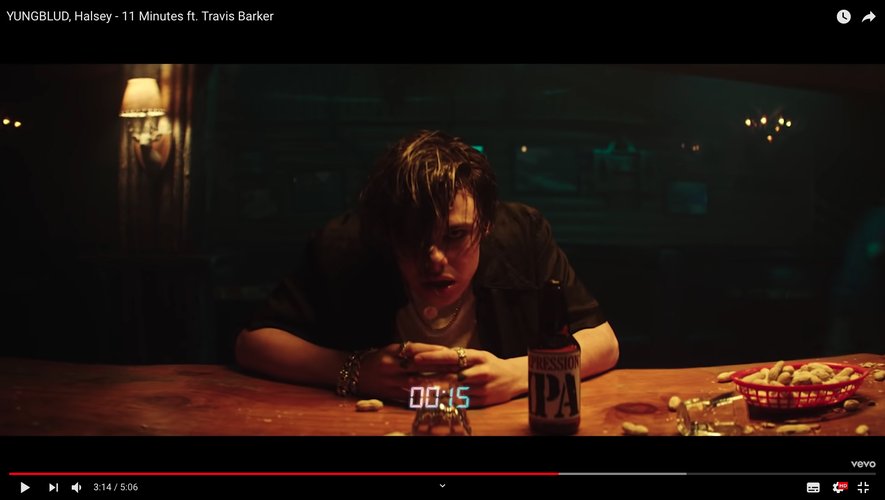 Yungblud dans le clip de "11 Minutes" avec Halsey et Travis Barker.