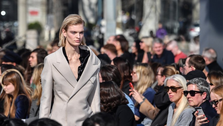 Bottega Veneta a dévoilé vendredi, au troisième jour de la semaine de la mode femmes à Milan, la première collection très attendue de Daniel Lee, nouveau directeur artistique britannique de la maison italienne