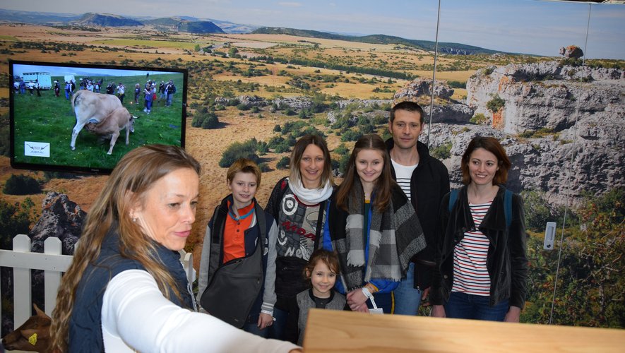 La boîte à selfies installée cette année sur le stand de l'Aveyron (hall 1) par le conseil départemental enregistre un énorme succès. Chargée de sa gestion par le Département, Olivia Bengué confirme : "Les visiteurs repartent avec un souvenir concret, identifié, estampillé".