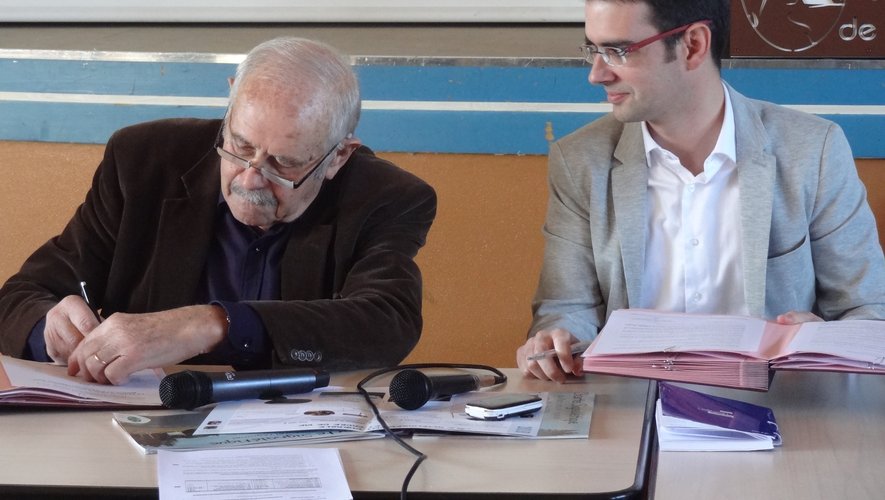 André Valadier (SMAG PNR Aubrac) et Eric Ladegaillerie (EDF) ont signé le plan d’actions 2019 commun aux deux entités