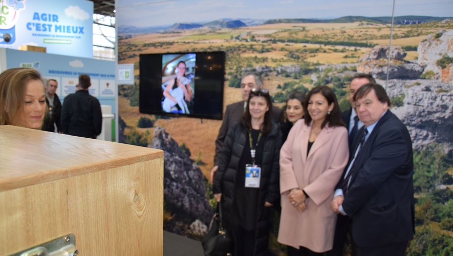 Entourée d’une partie de son équipe et de Pierre Vincens,un des trois présidents de la Fédération des amicales aveyronnaises,Anne Hidalgo s’est volontiers prêtée au jeu de « La boîte à selfies »sur le stand de l’Aveyron.