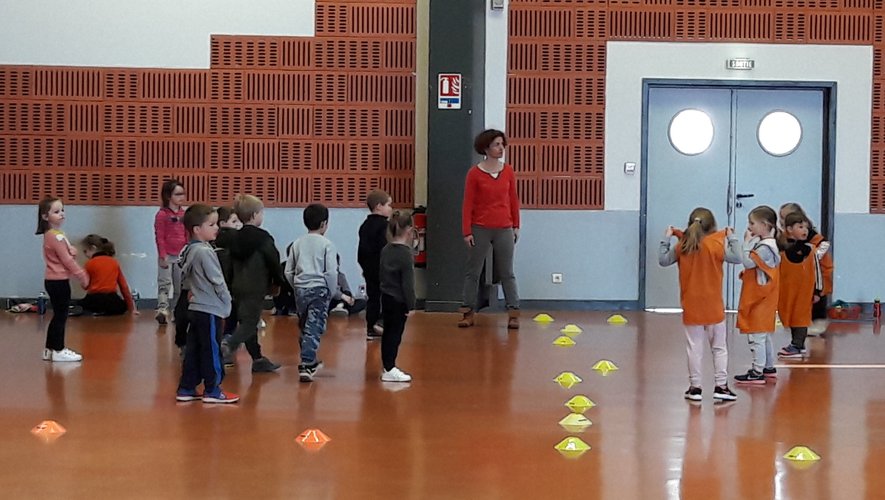 Un groupe d’élèves participant à des jeux collectifs.