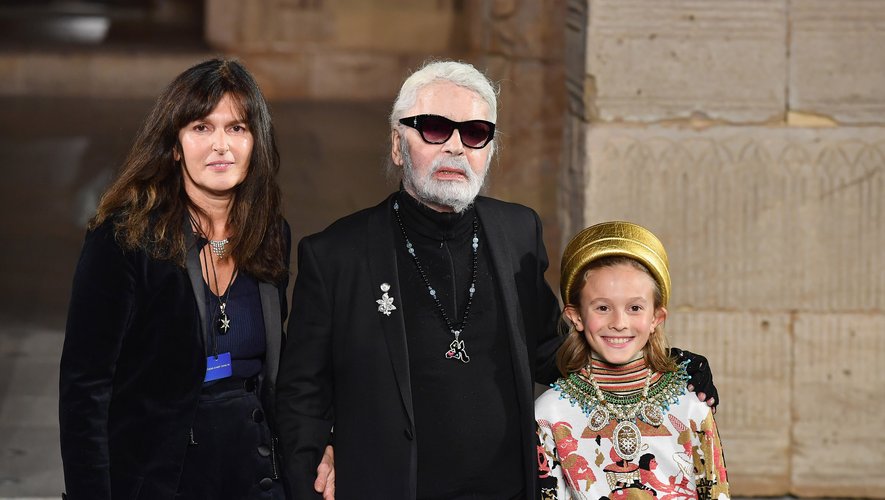 Karl Lagerfeld (au centre) avec Virginie Viard (à gauche) et Hudson Kroenig (à droite) au défilé Chanel des Métiers d'Art 2018/2019, en 2018.