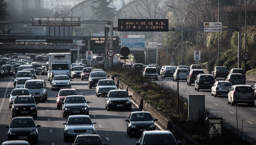 A Paris, l'interdiction de circulation, à l'intérieur d'un périmètre délimité par l'A86, concerne les véhicules non classés et les véhicules de classe 4 et 5 selon la classification des vignettes Crit'Air, obligatoires à Paris.