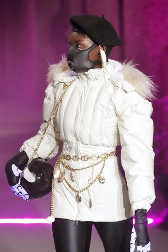 Chez Marine Serre, les mannequins se protègent du monde extérieur avec des masques et de grosses doudounes ultra chic ornées de chaines. Issy-les-Moulineaux, le 26 février 2019.