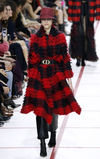 Les manteaux frangés ont fait sensation chez Dior, entièrement recouverts de carreaux rouge et noir. Paris, le 26 février 2019.
