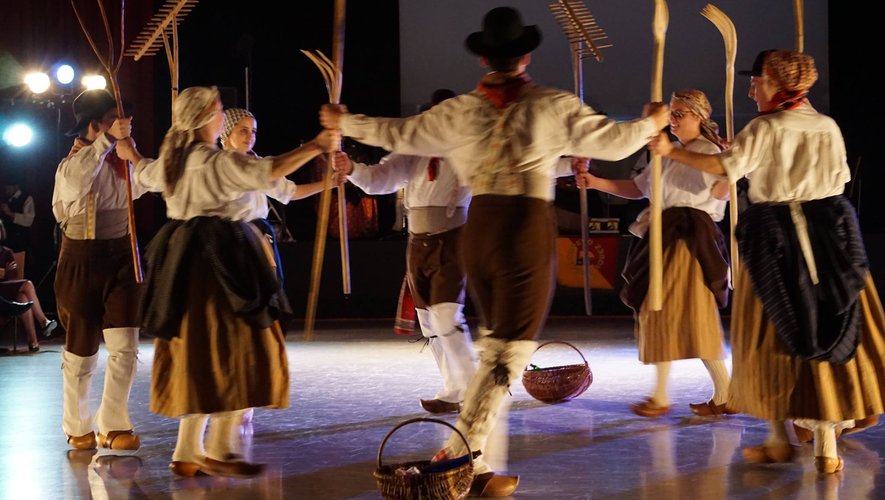 Le groupe folklorique prépare un spectacle inspiré de la vie paysanne des Aveyronnais du XIXe siècle.