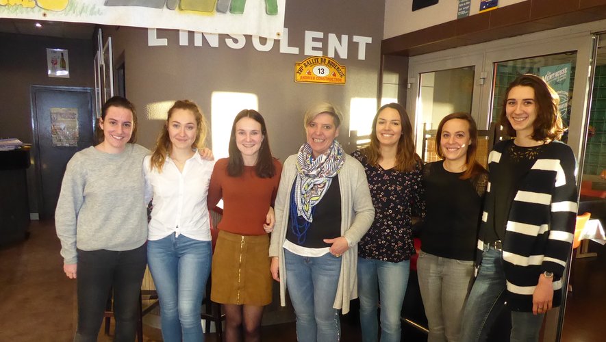Les six étudiantes autour de Laurence Bru à L’Insolent chez laquelleelles organisent une soirée moules-frites le 29 mars.