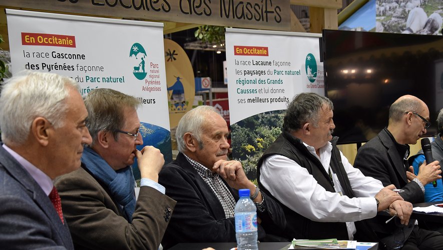 André Valadier, au centre, aux côtés de Jean-Luc Chauvel (à droite), président du Collectif des races locales de massif (Coram), au Salon de l’agriculture.