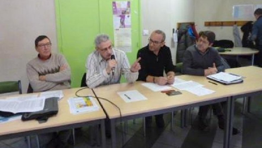 Les membres du bureau aux côtés de Jean Couderc, président de la Fédération départementale de pêche de l’Aveyron.