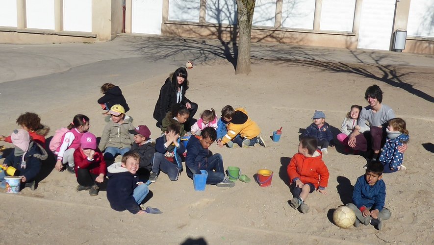 Profitant d’un soleil printanier, les 3-5 ans encadrés par Mélanie, Laurine et Lucas, jouent dans le bac à sable de l’école Jean-Boudou.