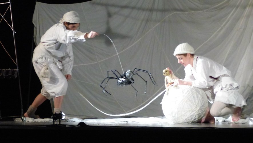 Des araignées géantes pour susciter la peur