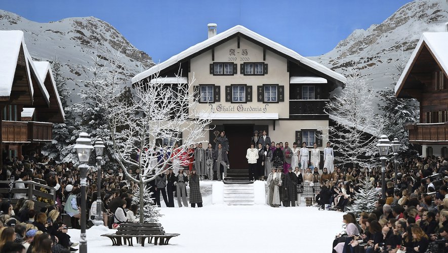 Chanel présente mardi dans un décor alpin immaculé - chalets en bois et flocons de neige - la dernière collection dessinée par Karl Lagerfeld