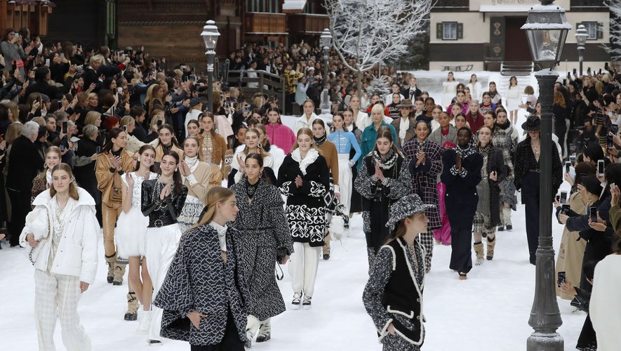 Le premier défilé Chanel depuis la disparition de Karl Lagerfeld s'est terminé mardi par une ovation debout, et des larmes pour une partie des fans du géant de la mode