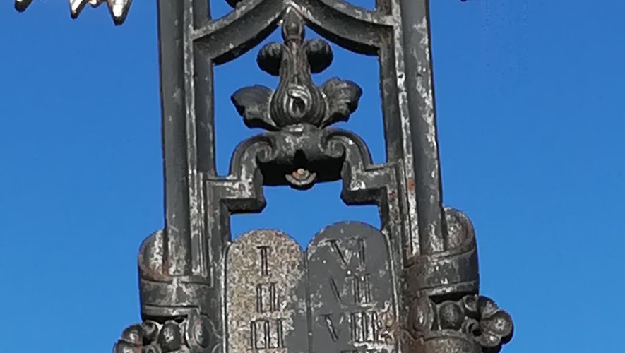 Détail d’ornement d’une croix biface de Routaboul : les 10 Commandements.