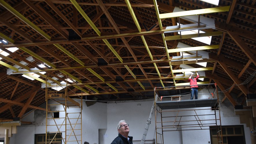 Le maire Bernard Scheuer est venu suivre l’avancement de la reprise du faux plafond par les charpentiers.
