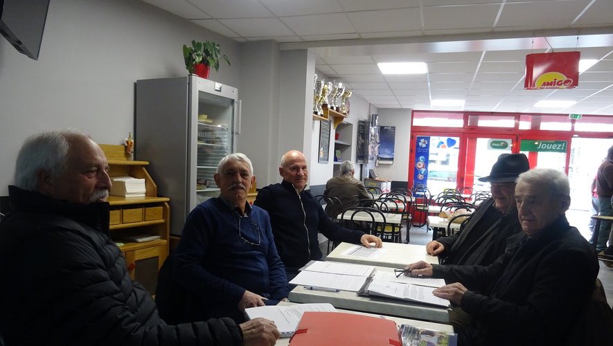 Les membres en assemblée au Café Français.