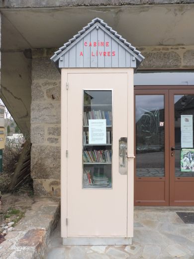 L’ancienne cabine téléphonique devenue cabine à livres.