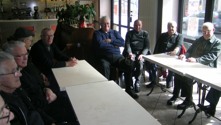 Les membres du comité en réunion au siège, café Griffoul.