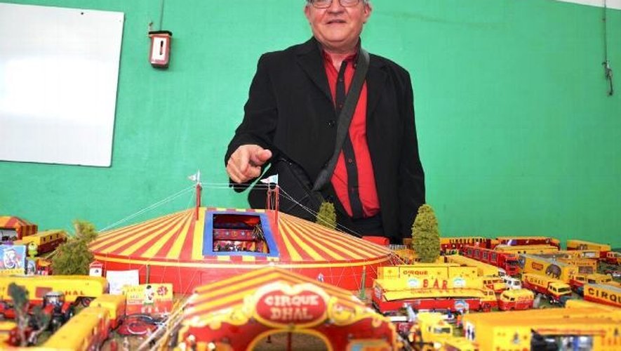 Bernard Dhal devant la maquette de son cirque.