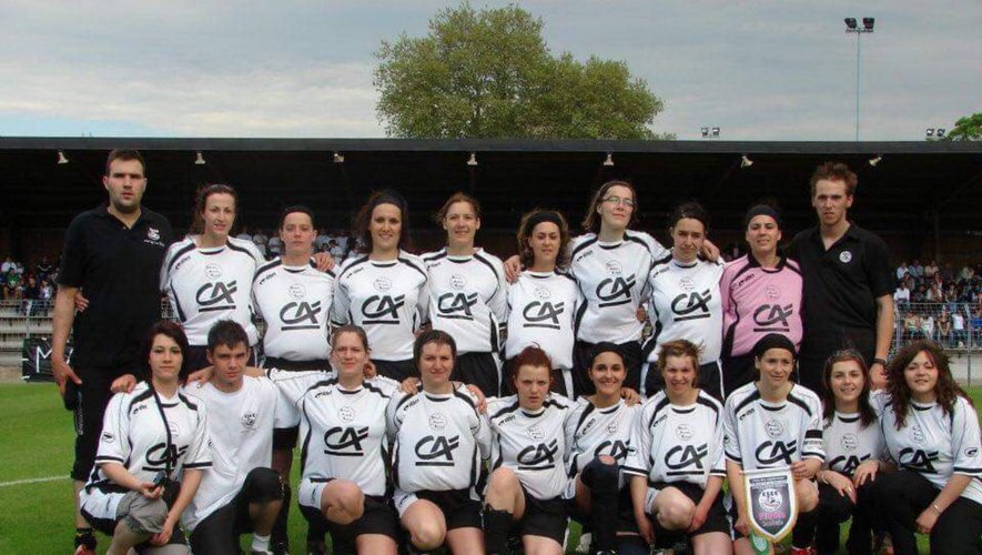 L’équipe féminine de l’ESCC lors de la première saison du club en 2009 en finale de la coupe de l’Aveyron, remportée aux tirs aux buts.