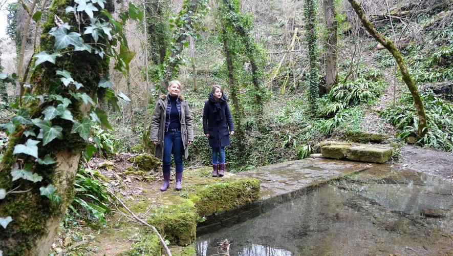 Vacances studieuses pour Nathalie Lacombe qui découvre le site de la cascade du trou de l’Arnus guidée par Olivia Maillebuau.