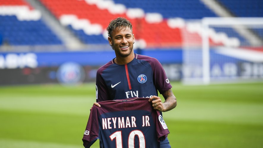 Le Paris SG a vendu au total "plus de 800.000" maillots lors de la saison 2017/2018, la première de Neymar (ici en photo) et Kylian Mbappé